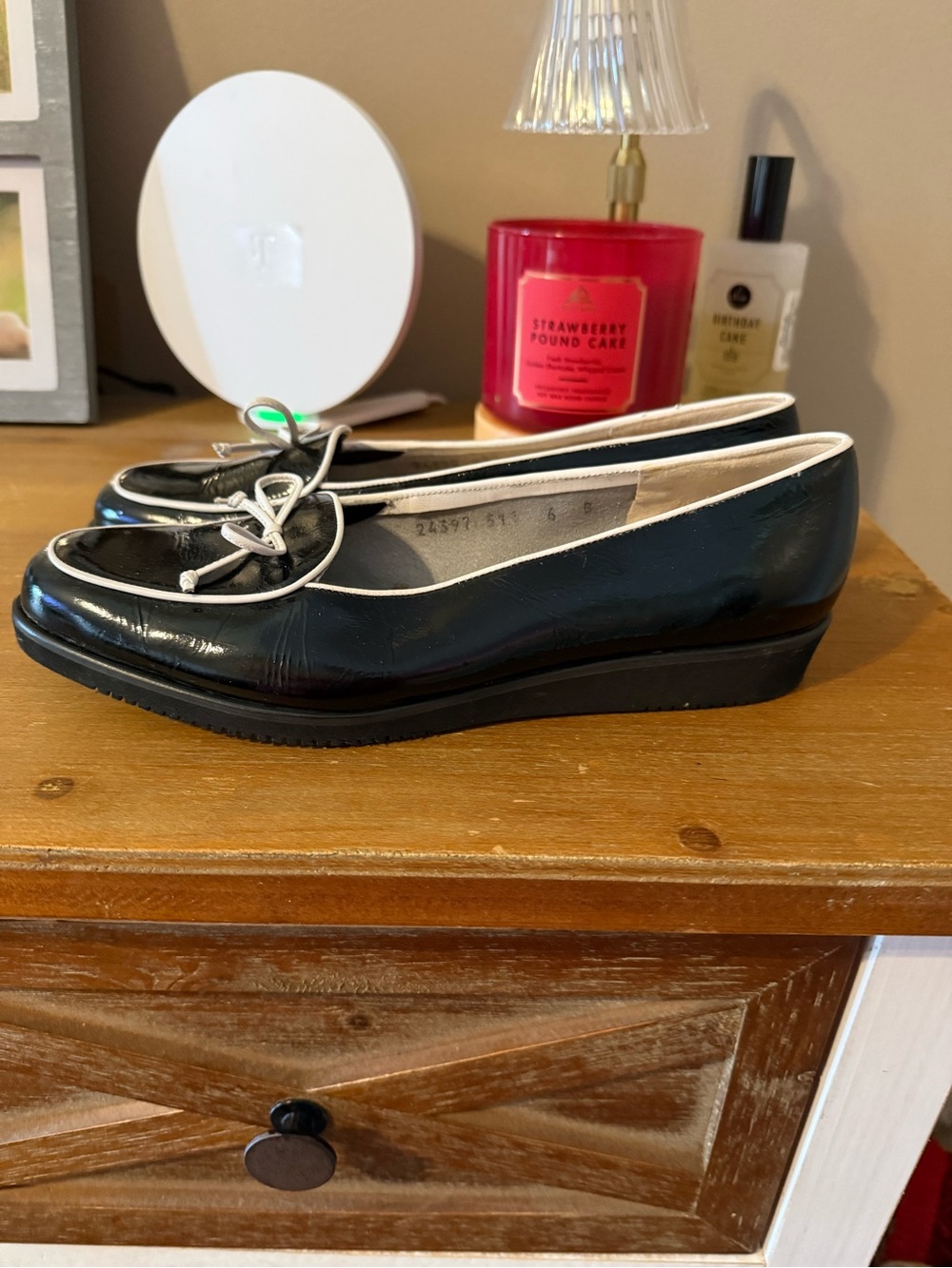 Salvatore Ferragamo Black Patent Leather Ballet Loafers with White Trim Bow 6 - Picture 2 of 9